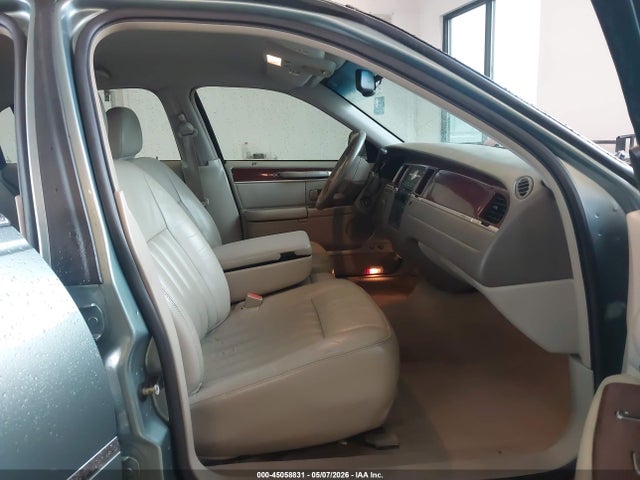 45058831 :رقم المزاد ، 1LNHM81W05Y617248 vin ، 2005 Lincoln Town Car Signature مزاد بيع