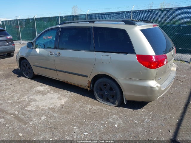 45059065 :رقم المزاد ، 5TDKK4CC7AS301055 vin ، 2010 Toyota Sienna Le مزاد بيع