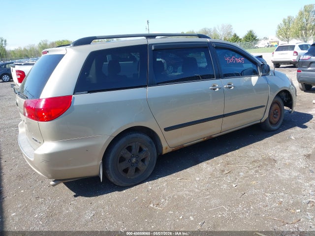 45059065 :رقم المزاد ، 5TDKK4CC7AS301055 vin ، 2010 Toyota Sienna Le مزاد بيع