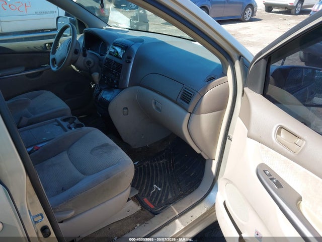 45059065 :رقم المزاد ، 5TDKK4CC7AS301055 vin ، 2010 Toyota Sienna Le مزاد بيع