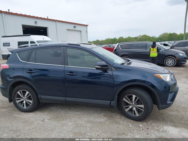 2017 Toyota Rav4 Xle მანქანა იყიდება აუქციონზე, vin: JTMRFREV0HJ713968, აუქციონის ნომერი: 45060044