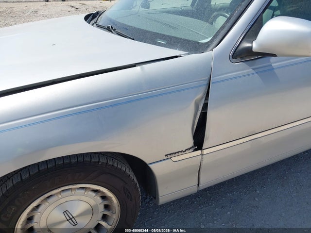 Aukcja sprzedaży 1998 Lincoln Town Car Executive, vin: 1LNFM81W6WY689130, numer aukcji: 45060344