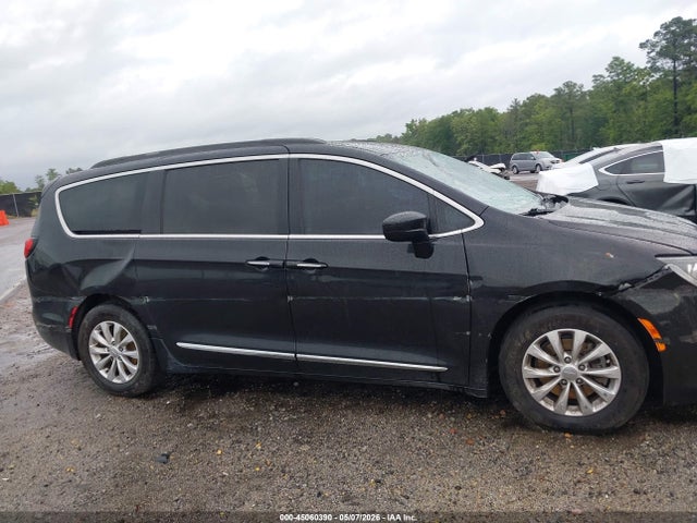 2017 Chrysler Pacifica Touring-l მანქანა იყიდება აუქციონზე, vin: 2C4RC1BG2HR710632, აუქციონის ნომერი: 45060390