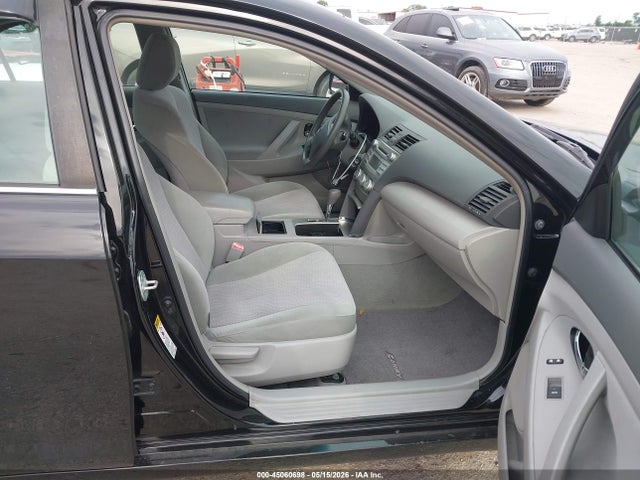 45060698 :رقم المزاد ، 4T4BF3EK1AR058567 vin ، 2010 Toyota Camry Le مزاد بيع
