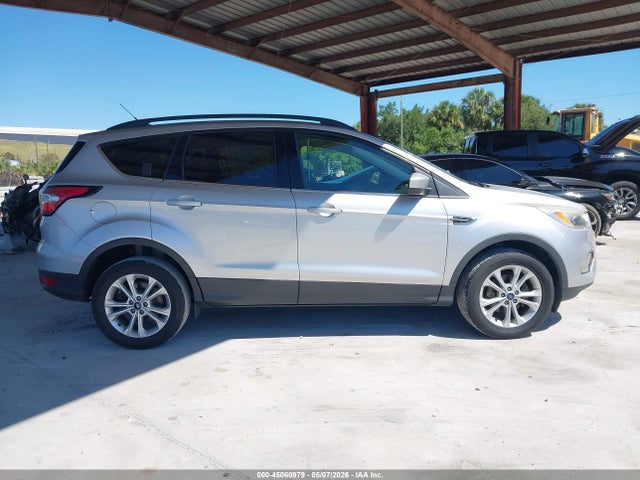 45060979 :رقم المزاد ، 1FMCU0GD3JUB15417 vin ، 2018 Ford Escape Se مزاد بيع