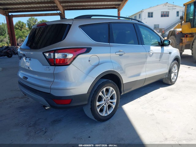 45060979 :رقم المزاد ، 1FMCU0GD3JUB15417 vin ، 2018 Ford Escape Se مزاد بيع