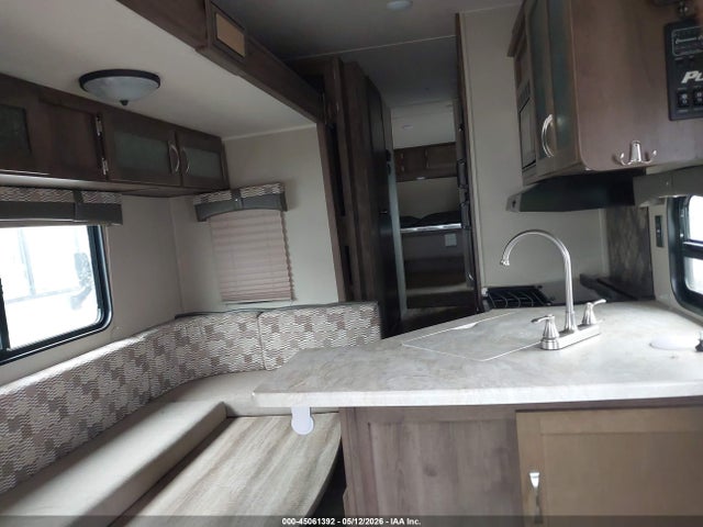 2017 Palomino Puma Fifth Wheel Ser მანქანა იყიდება აუქციონზე, vin: 4X4FPUA24HP066285, აუქციონის ნომერი: 45061392