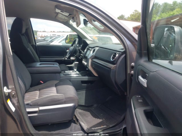 45061735 :رقم المزاد ، 5TFEY5F19JX240894 vin ، 2018 Toyota Tundra Sr5 5.7l V8 مزاد بيع