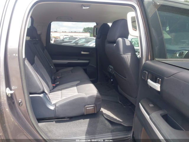 45061735 :رقم المزاد ، 5TFEY5F19JX240894 vin ، 2018 Toyota Tundra Sr5 5.7l V8 مزاد بيع