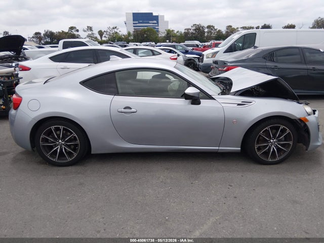 JF1ZNAA18H8700812 Toyota 86