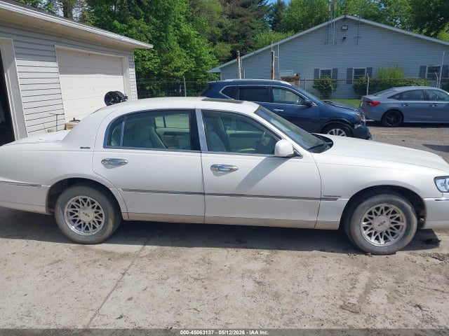 Aukcja sprzedaży 1998 Lincoln Town Car Signature, vin: 1LNFM82W0WY723187, numer aukcji: 45063137