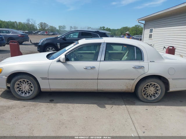 Aukcja sprzedaży 1998 Lincoln Town Car Signature, vin: 1LNFM82W0WY723187, numer aukcji: 45063137