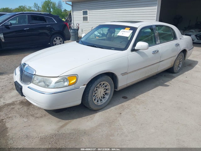 Aukcja sprzedaży 1998 Lincoln Town Car Signature, vin: 1LNFM82W0WY723187, numer aukcji: 45063137
