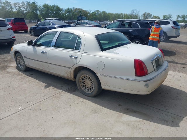 Aukcja sprzedaży 1998 Lincoln Town Car Signature, vin: 1LNFM82W0WY723187, numer aukcji: 45063137