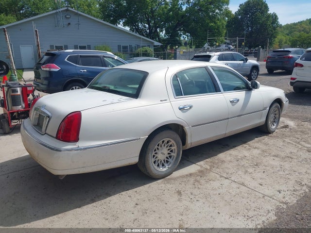Aukcja sprzedaży 1998 Lincoln Town Car Signature, vin: 1LNFM82W0WY723187, numer aukcji: 45063137