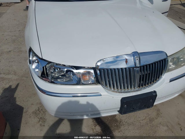 Aukcja sprzedaży 1998 Lincoln Town Car Signature, vin: 1LNFM82W0WY723187, numer aukcji: 45063137