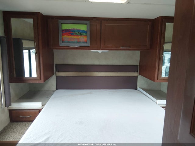 45063794 :رقم المزاد ، 1F64F5DY2B0A07387 vin ، 2011 Ford F53 مزاد بيع