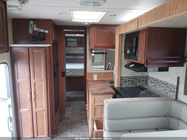 45063794 :رقم المزاد ، 1F64F5DY2B0A07387 vin ، 2011 Ford F53 مزاد بيع