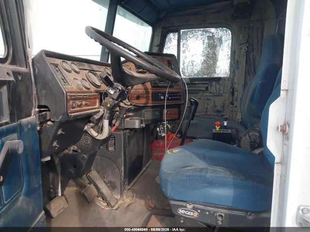 45064241 :رقم المزاد ، 1FUYDCYB0YDG53958 vin ، 2000 Freightliner Conventional Fld120 مزاد بيع