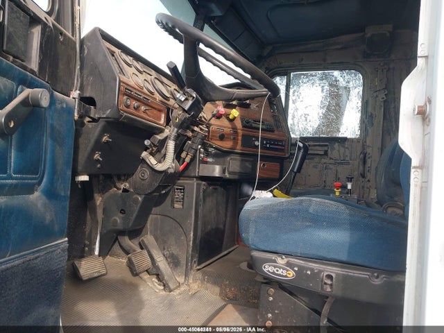 45064241 :رقم المزاد ، 1FUYDCYB0YDG53958 vin ، 2000 Freightliner Conventional Fld120 مزاد بيع