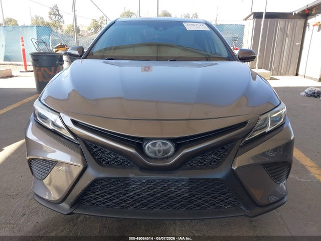 45064514 :رقم المزاد ، 4T1B11HK1JU607693 vin ، 2018 Toyota Camry Se مزاد بيع