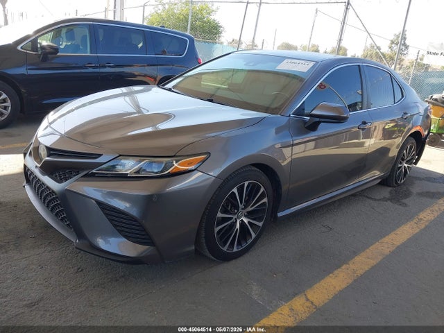 45064514 :رقم المزاد ، 4T1B11HK1JU607693 vin ، 2018 Toyota Camry Se مزاد بيع