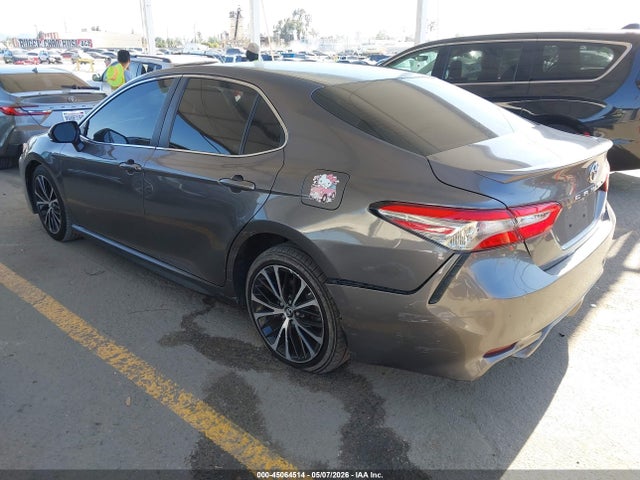 45064514 :رقم المزاد ، 4T1B11HK1JU607693 vin ، 2018 Toyota Camry Se مزاد بيع