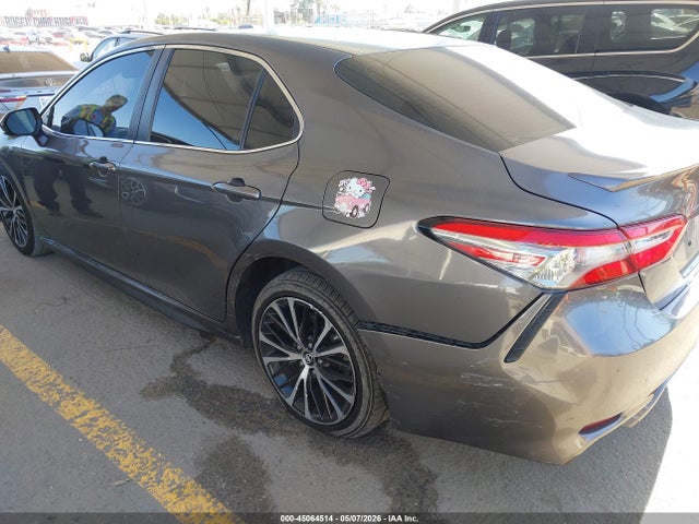 45064514 :رقم المزاد ، 4T1B11HK1JU607693 vin ، 2018 Toyota Camry Se مزاد بيع
