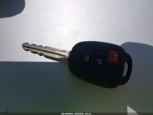 JTMZFREV9HJ711040 Toyota RAV4 LE