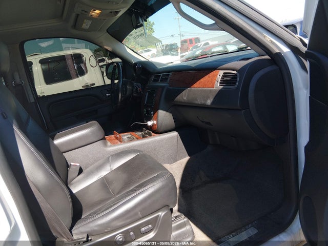 2010 Chevrolet Suburban 1500 Ltz მანქანა იყიდება აუქციონზე, vin: 1GNUKKE35AR173463, აუქციონის ნომერი: 45065131