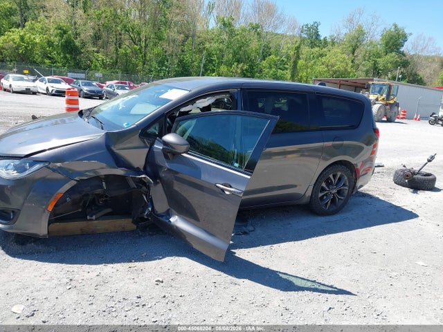 2018 Chrysler Pacifica Touring Plus მანქანა იყიდება აუქციონზე, vin: 2C4RC1FG9JR350923, აუქციონის ნომერი: 45066204