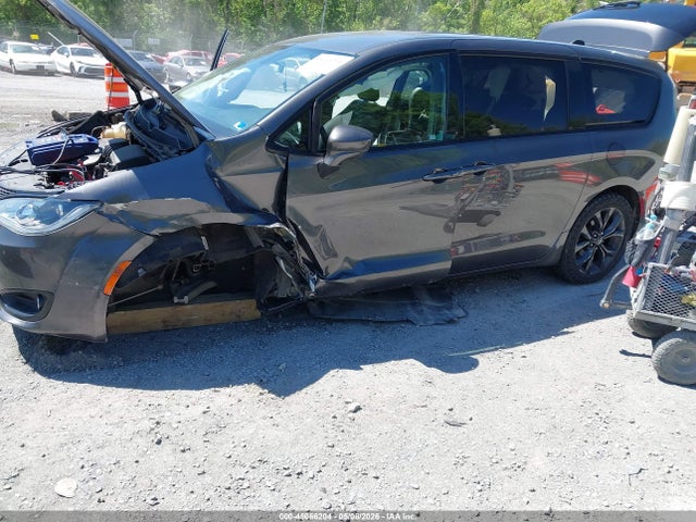 2018 Chrysler Pacifica Touring Plus მანქანა იყიდება აუქციონზე, vin: 2C4RC1FG9JR350923, აუქციონის ნომერი: 45066204