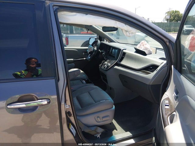 5TDYK3DC3FS558398 Toyota Sienna Xle 8 Passenger