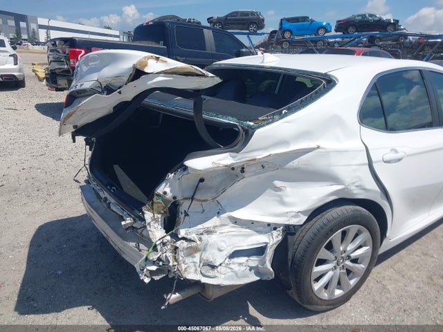45067067 :رقم المزاد ، 4T1B11HK4KU217060 vin ، 2019 Toyota Camry Le مزاد بيع