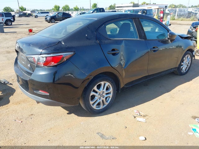 3MYDLBYV7JY310692 Toyota YARIS IA