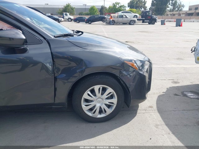 3MYDLBYV2KY502927 Toyota YARIS L