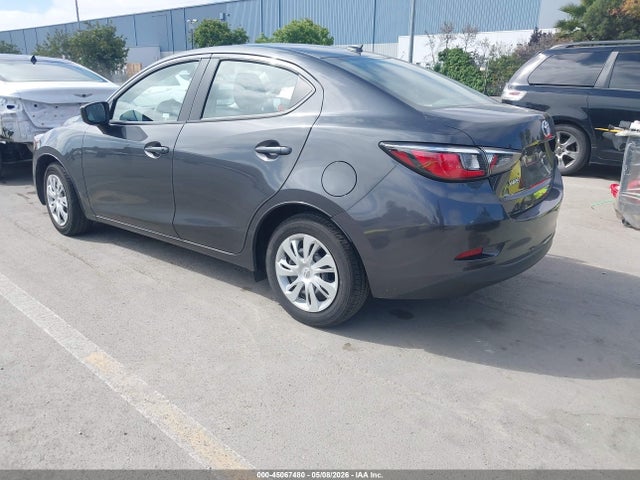 3MYDLBYV2KY502927 Toyota YARIS L