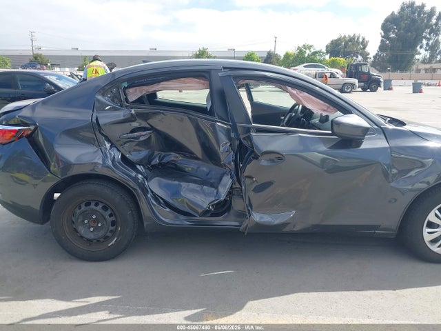 3MYDLBYV2KY502927 Toyota YARIS L