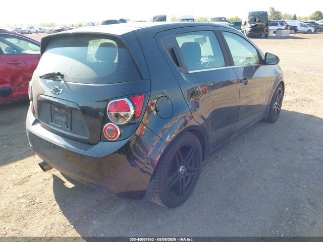 45067642 :رقم المزاد ، 1G1JD6SB7F4110855 vin ، 2015 Chevrolet Sonic Lt Manual مزاد بيع