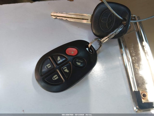45067688 :رقم المزاد ، 5TDYK4CC7AS328749 vin ، 2010 Toyota Sienna Xle مزاد بيع