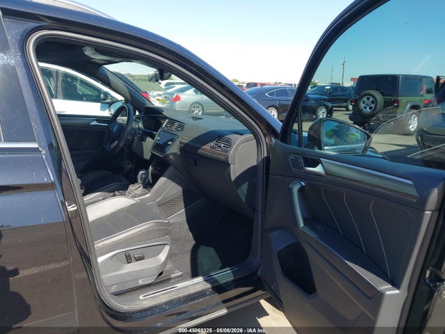 Продаж на аукціоні авто 2022 Volkswagen Tiguan 2.0t Sel R-line, vin: 3VV4B7AX5NM013770, номер лоту: 45068325