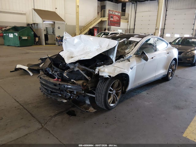 Tesla Model S P85 2014 5YJSA1H13EFP63681 Image 2