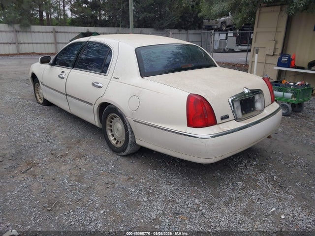 1999 Lincoln Town Car Executive მანქანა იყიდება აუქციონზე, vin: 1LNHM81W0XY673337, აუქციონის ნომერი: 45068770