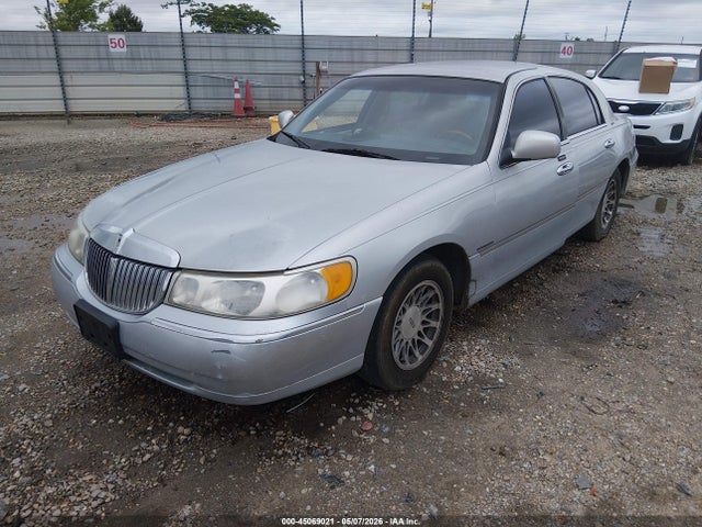 Продаж на аукціоні авто 2001 Lincoln Town Car Signature, vin: 1LNHM82W61Y672683, номер лоту: 45069021