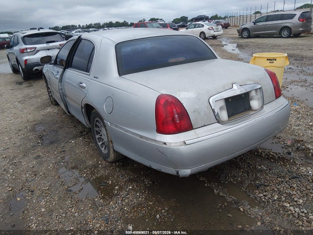 Продаж на аукціоні авто 2001 Lincoln Town Car Signature, vin: 1LNHM82W61Y672683, номер лоту: 45069021