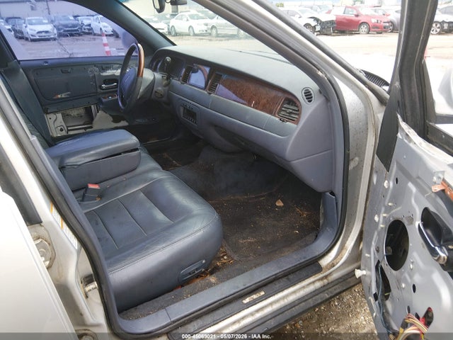 Продаж на аукціоні авто 2001 Lincoln Town Car Signature, vin: 1LNHM82W61Y672683, номер лоту: 45069021