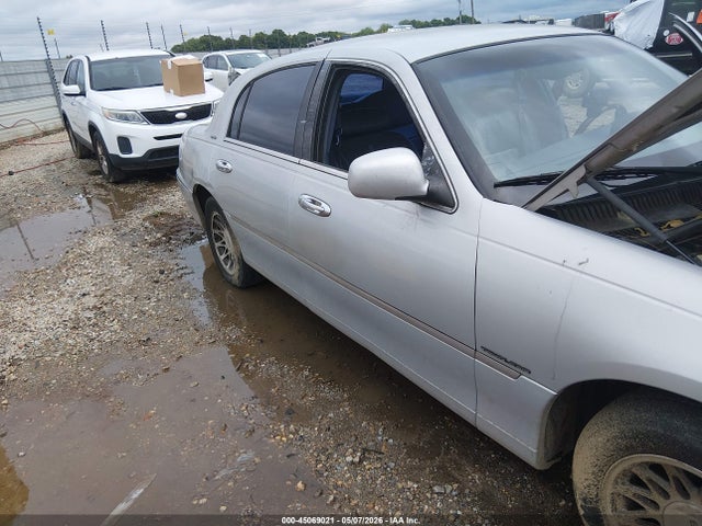Продаж на аукціоні авто 2001 Lincoln Town Car Signature, vin: 1LNHM82W61Y672683, номер лоту: 45069021