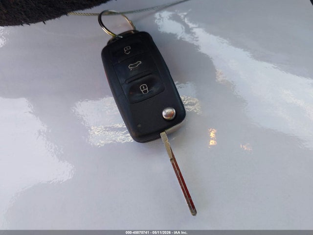 45070741 :رقم المزاد ، WVWBA7AH0AV011801 vin ، 2010 Volkswagen Eos Komfort مزاد بيع