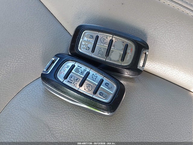 Продажа на аукционе авто 2017 Chrysler Pacifica Touring-l, vin: 2C4RC1BG1HR511216, номер лота: 45071136