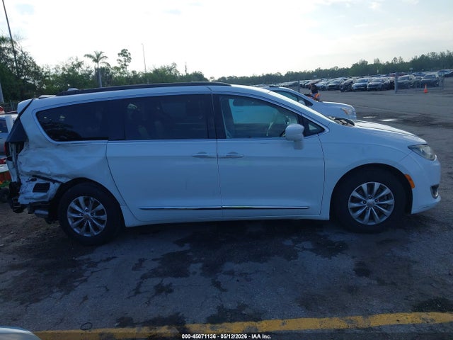 Продажа на аукционе авто 2017 Chrysler Pacifica Touring-l, vin: 2C4RC1BG1HR511216, номер лота: 45071136